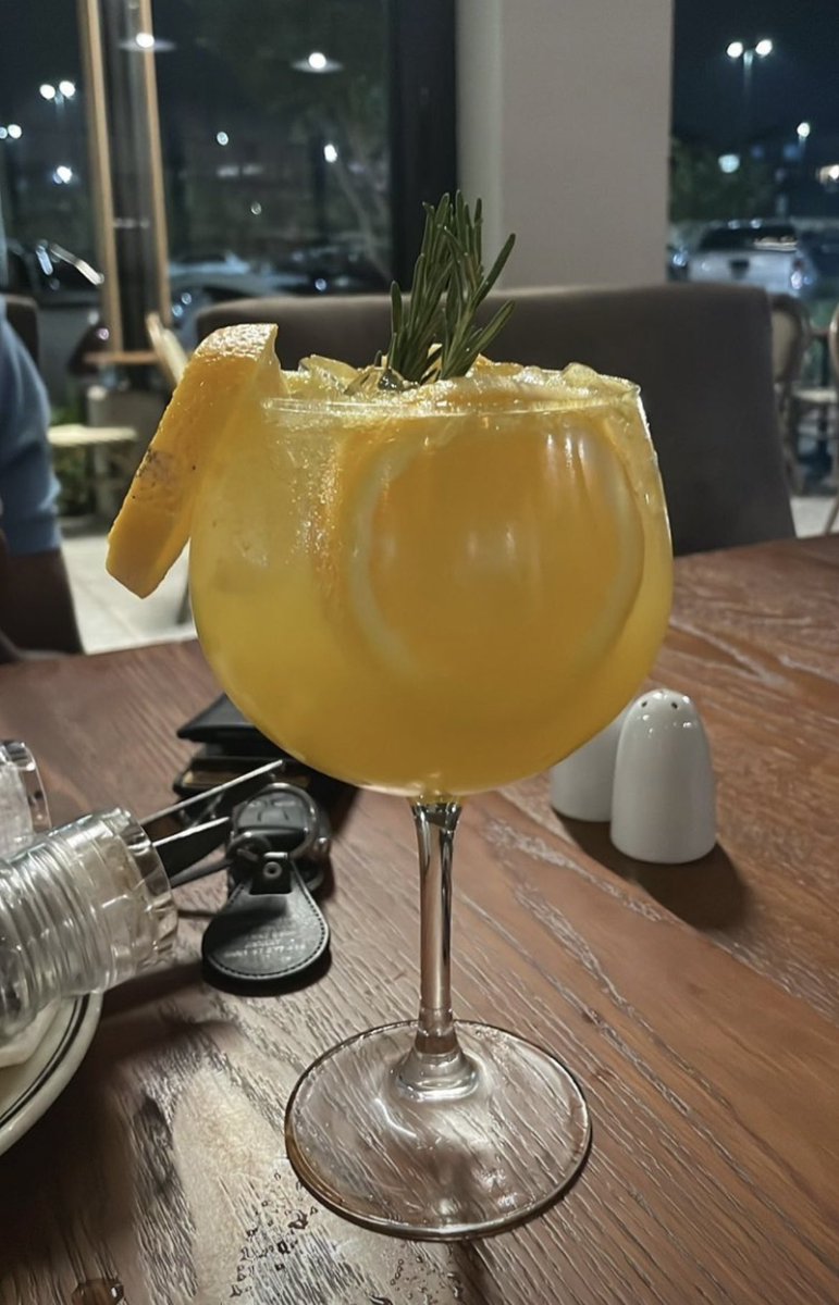 R10 gang. We're still standing on business. Gather here &amp; show me some love. To us 🥂