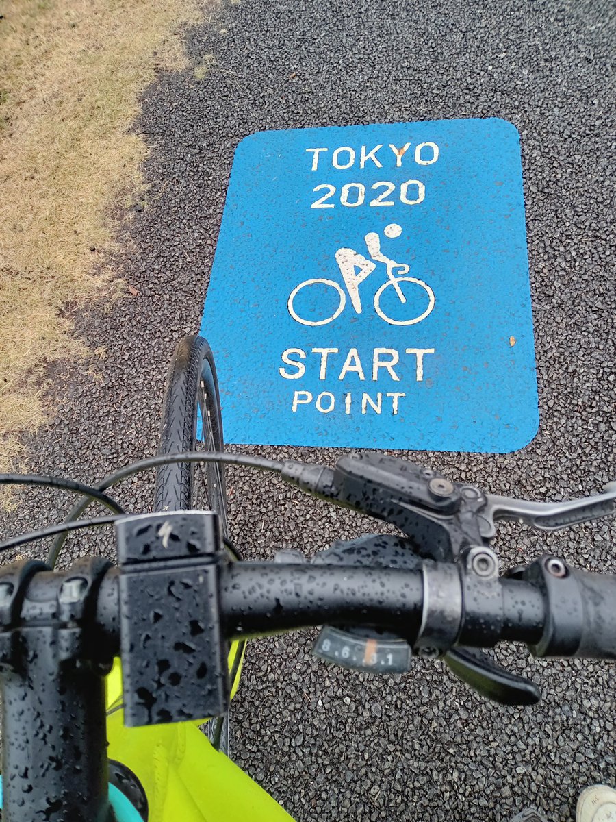 theheimers's tweet photo. 雨の中墓参りに行った。途中、調布飛行機場裏（武蔵野の森公園）へ寄ったがさすがに人はまばらだった。一方、外語大は卒業式でにぎわっていた。以前、このすぐ近くに住んでいたので、年に数回、墓参りの際は、毎日、犬の散歩に来ていたこの公園に立ち寄る。 https://t.co/G1RmKQDAfs