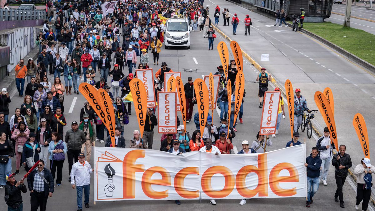 FECODE se va a paro para que el gobierno les arregle el servicio de salud, pero se unen a la campaña de Cepeda que propone profundizar lo que ha hecho Petro. 

En fin…