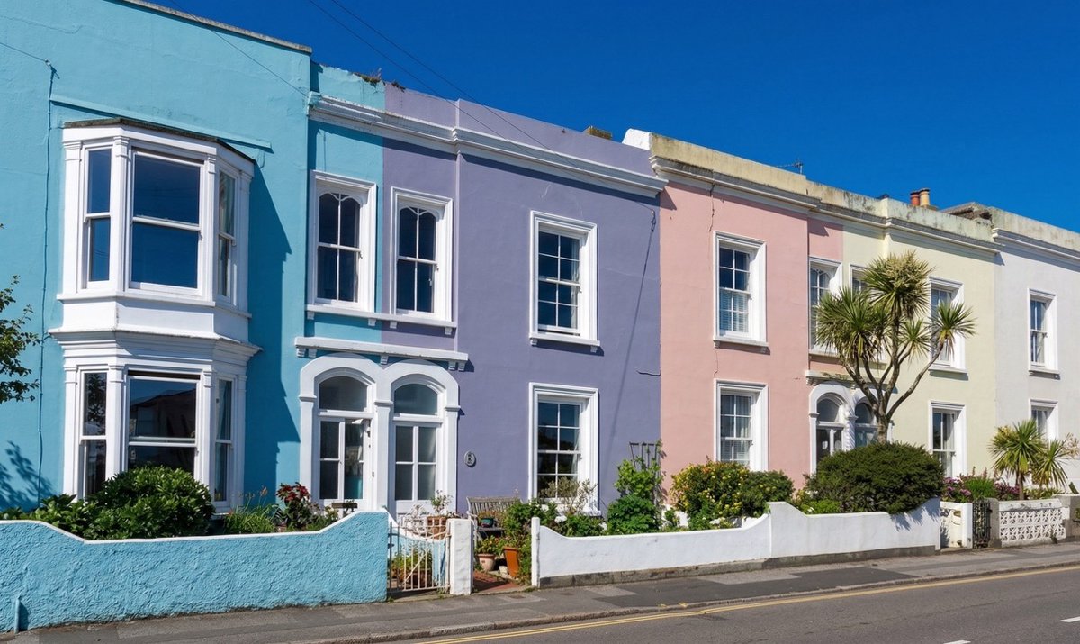 PropertyLooker's tweet photo. Buying a terraced or semi-detached house? Ask whether the Party Wall Act was followed before you commit. Missing paperwork can delay your purchase it.    Full guide on what to check and how the process works 

https://t.co/PTelFQWzfF https://t.co/SdYLQ17JTE