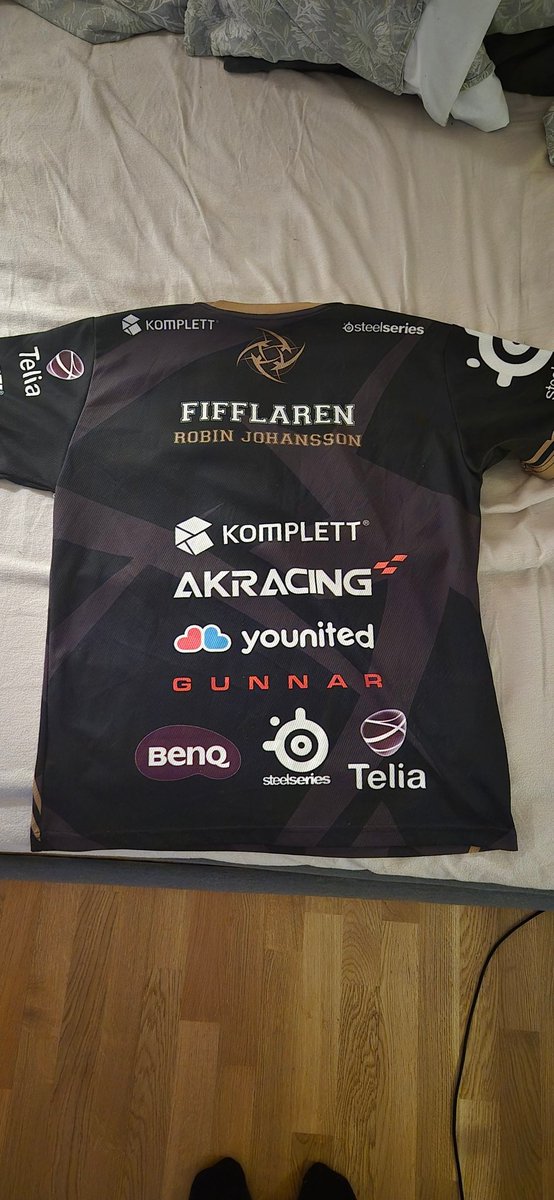 Dannerosengren's tweet photo. @Fifflaren @GeT_RiGhT @f0rest @fribergCS @Xizt @NIPCS @NIP Skulle jag och min tjej kunna få Autografer på den här Tröjan https://t.co/XFPvBYJ3VU