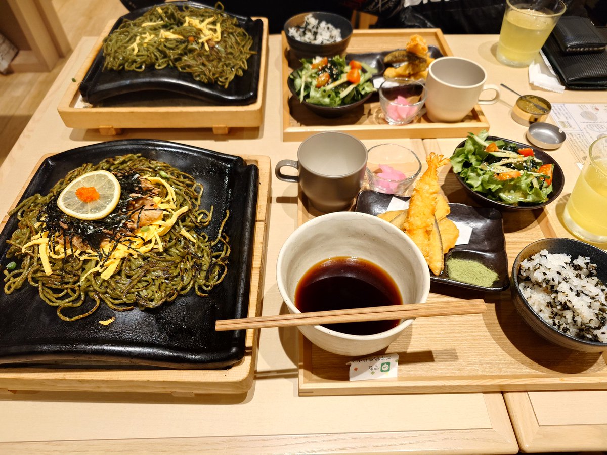 R7944T's tweet photo. 仲良い先輩の図面サポートで休出のボランティア労働でした💦
お昼ごちそうしてくれる条件を出したので、初めて瓦そばをいただきました😋
おそば焼くって斬新だったけど、めちゃくちゃ美味しかったです~😆
#瓦そば
#山口名物
#瓦TokyoFLAGSHIP芝浦 さん
#BLUEFRONTSHIBAURA https://t.co/Sepx9Suqwa