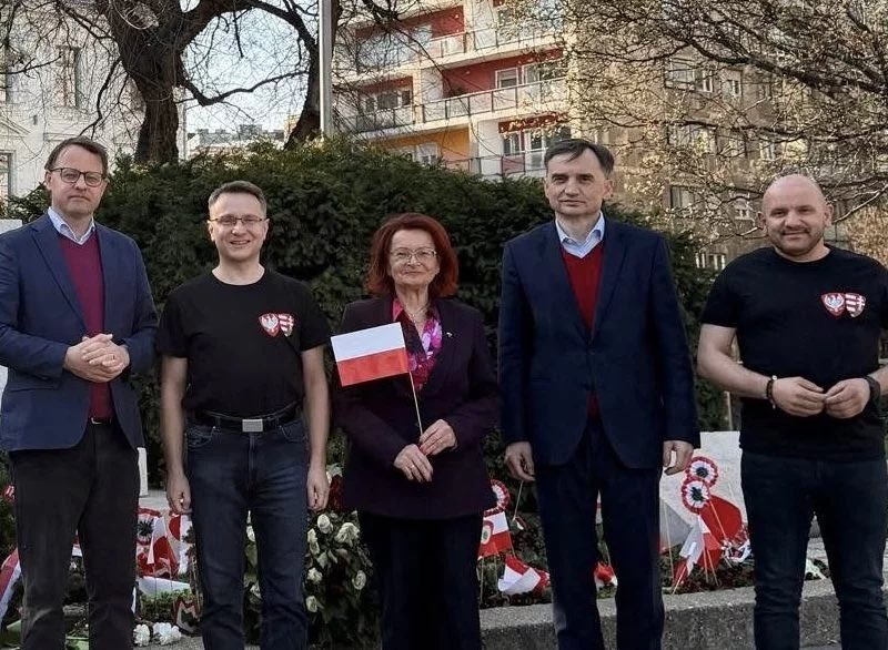 Kurowska od Jezusa Chrystusa mówiącego po Polsku odwiedziła uciekinierów na Węgrzech. 
Osobliwe zdjęcie polskiej patoprawicy.