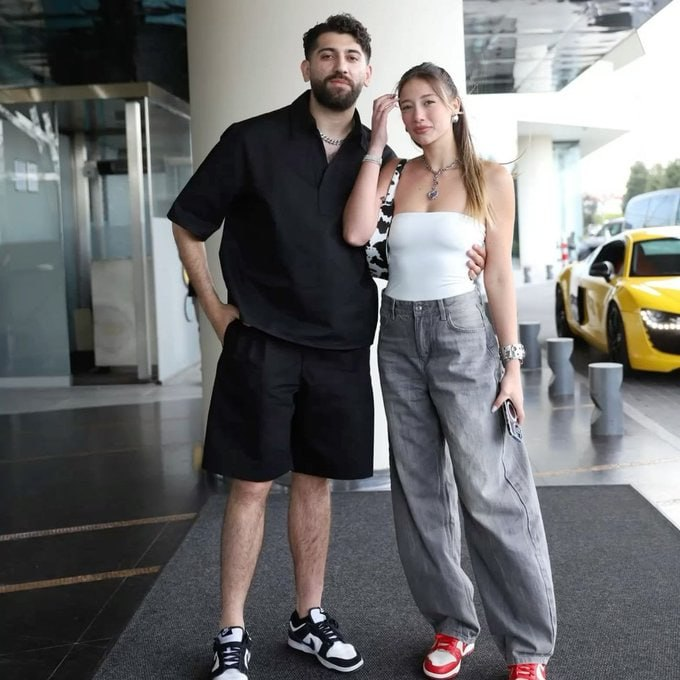 🔺 Kars 36 Spor'un 20 Yaşındaki Futbolcusu Silahlı Saldırı Sonucu Hayatını Kaybetti‼️

Kubilay Kaan Kundakçı'nın dün gece silahlı saldırıya uğrayıp hayatını kaybettiği araçta Aleyna Kalaycıoğlu'nun eski sevgilisi Canbay'ın da olduğu iddia edildi.

Olayla ilgili soruşturma