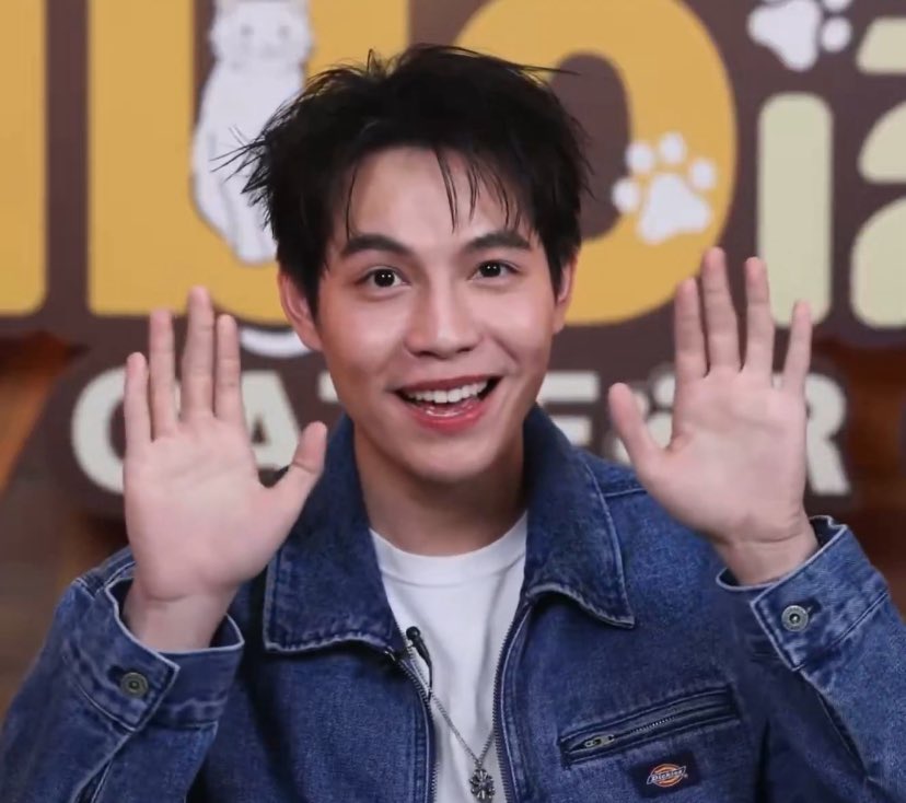 my two kitties with short air 😖