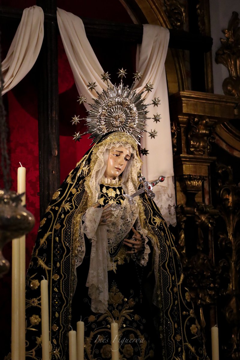 🕯️⚜️ La Santísima Virgen preside su altar de Septenario en la parroquia de San Juan.

"Estaba la Madre dolorosa
junto a la Cruz, llorosa,
en que pendía su Hijo.
Su alma gimiente,
contristada y doliente
atravesó la espada."

#cofradíasMLG