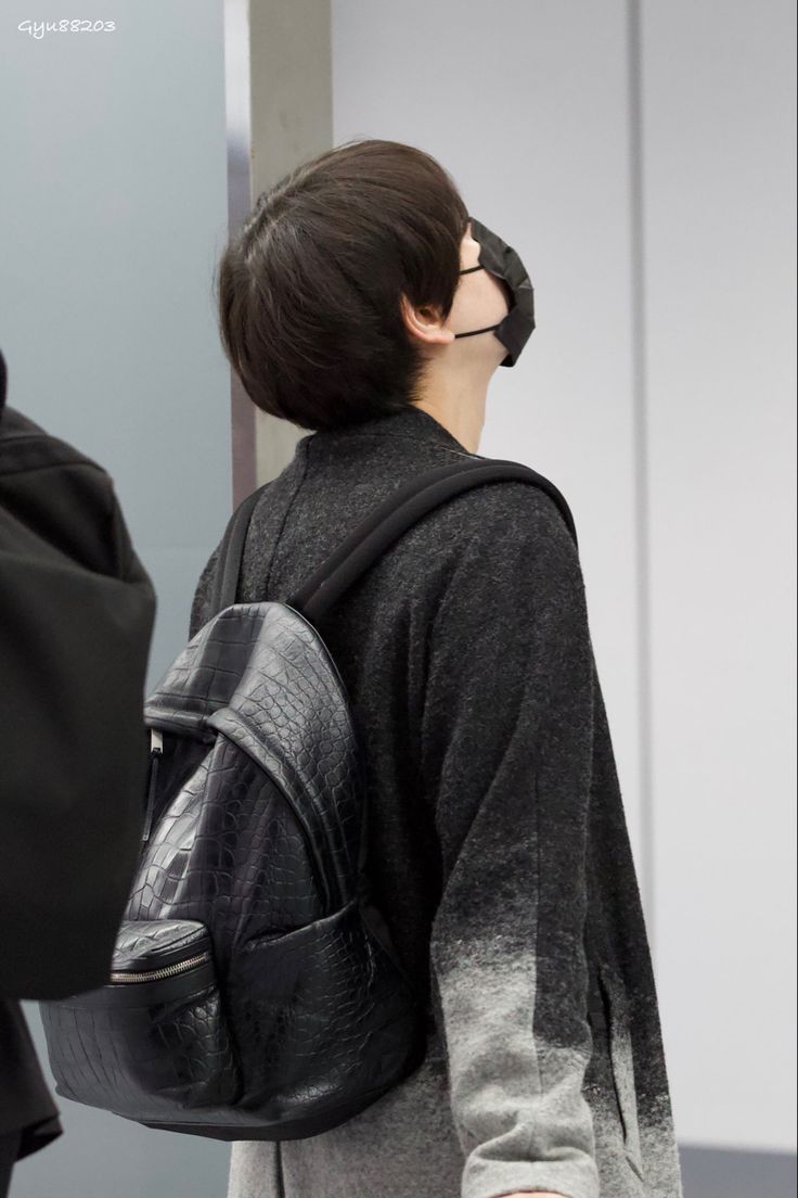 Sungcheol: Yang paling kuingat darimu itu punggungmu. Berjalan dengan ransel di punggung.
Kyuhyun: Punggung? 
Sungcheol: Iya
Kyuhyun: Punggung yang senang karena sudah selesai?
Sungcheol: (Bukan,tapi) Punggung yang lelah itu berjalan pulang. Lalu menyelesaikan jadwal lainnya.