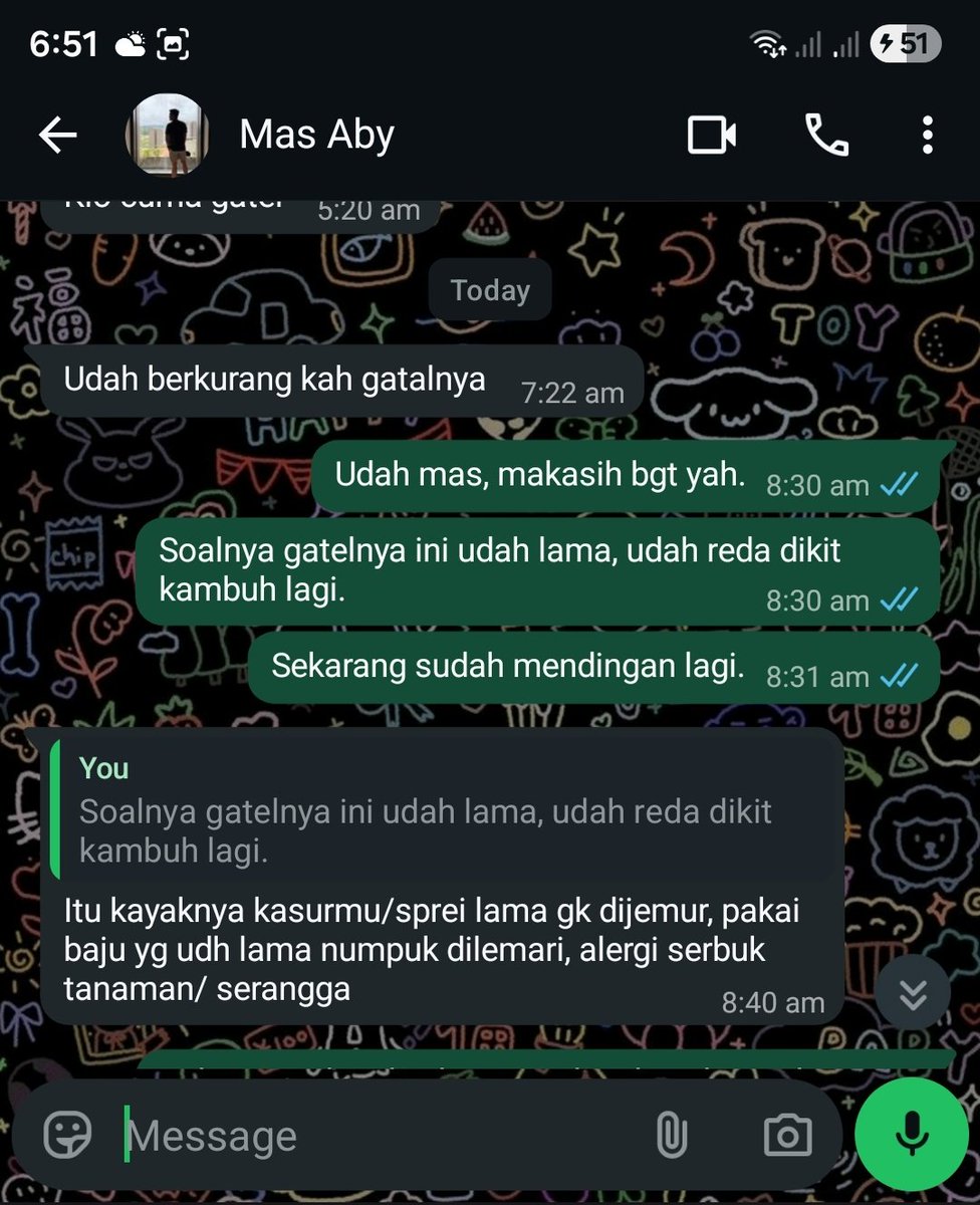 Kali ini aku bertanya dgn orang yg tepat. Dia sampai greget bilang "dek kalau cuma gatel gak demam, batuk, flu itu bukan campak". Emang sih kalau bertanya tuh langsung ke dokter, jgn bertanya sama orang yg gak tau arah. Bertanya dgn orang yg gak tau arah bilangnya campak, kan aku