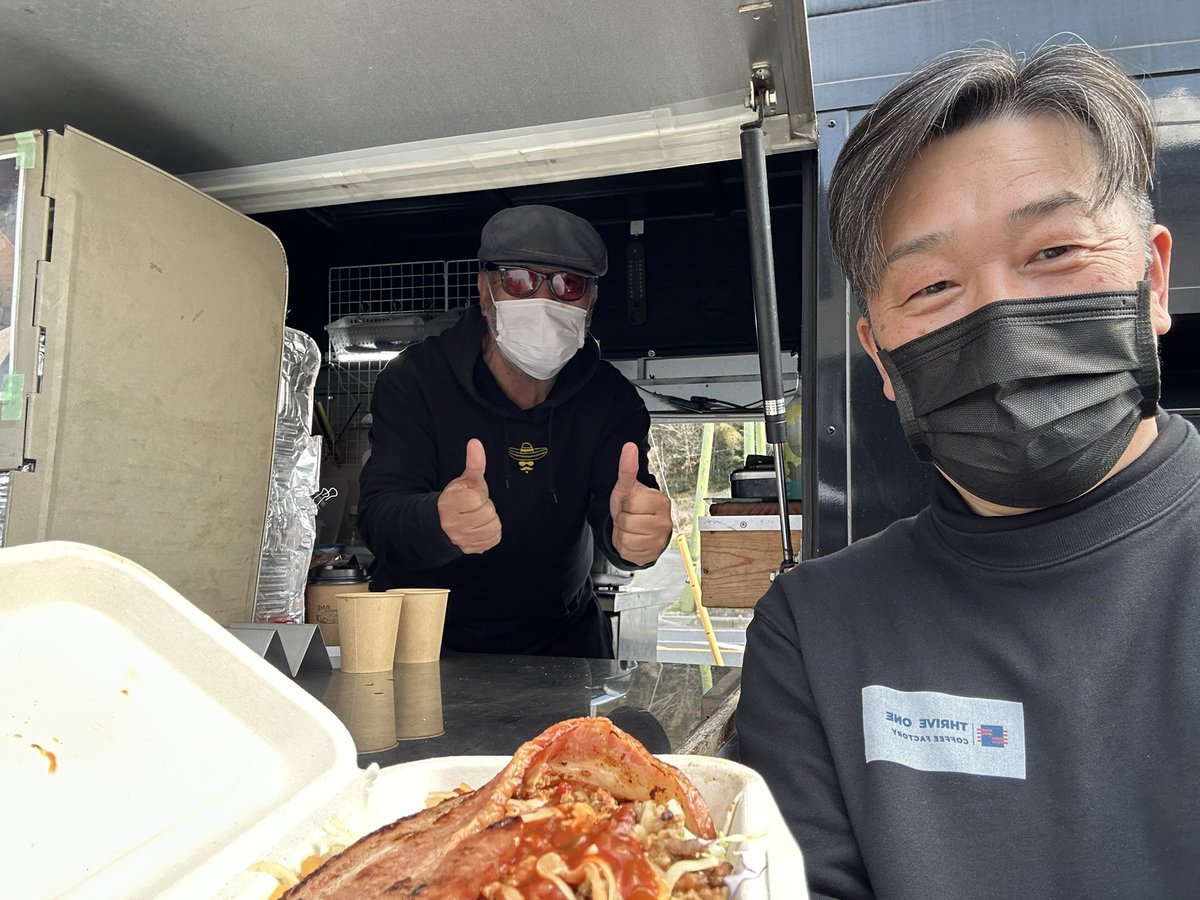 ske__1's tweet photo. 今日もたくさんのお客様ご来店いただきありがとうございました^ ^

タコススタンドA-YOさん
パパパンツさん、厚切りベーコンタコライスいつも美味しい^ ^
ごちそうさまでした♪
@papa_pantsu 
#THRIVEONECOFFEEFACTORY https://t.co/6X6Pgt8af3