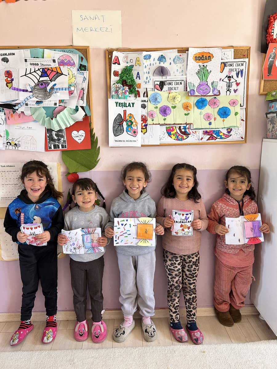 Tanriyoluio's tweet photo. Minik kalplerin büyük mutluluklara dönüştüğü bu güzel bayramda, sevgi, paylaşma ve umut dolu anlar biriktirdik. Tüm ailelerimizin Ramazan Bayramı mübarek olsun 🌸😇🙏
@tcmeb 
@Yusuf__Tekin 
@mardinilmem 
@ali_eyyupkoca 
@mazidagkaymakam 
@mazidagimem 
@aydiner_sah 
@SuleymnAKIN https://t.co/C4ivCLwwET