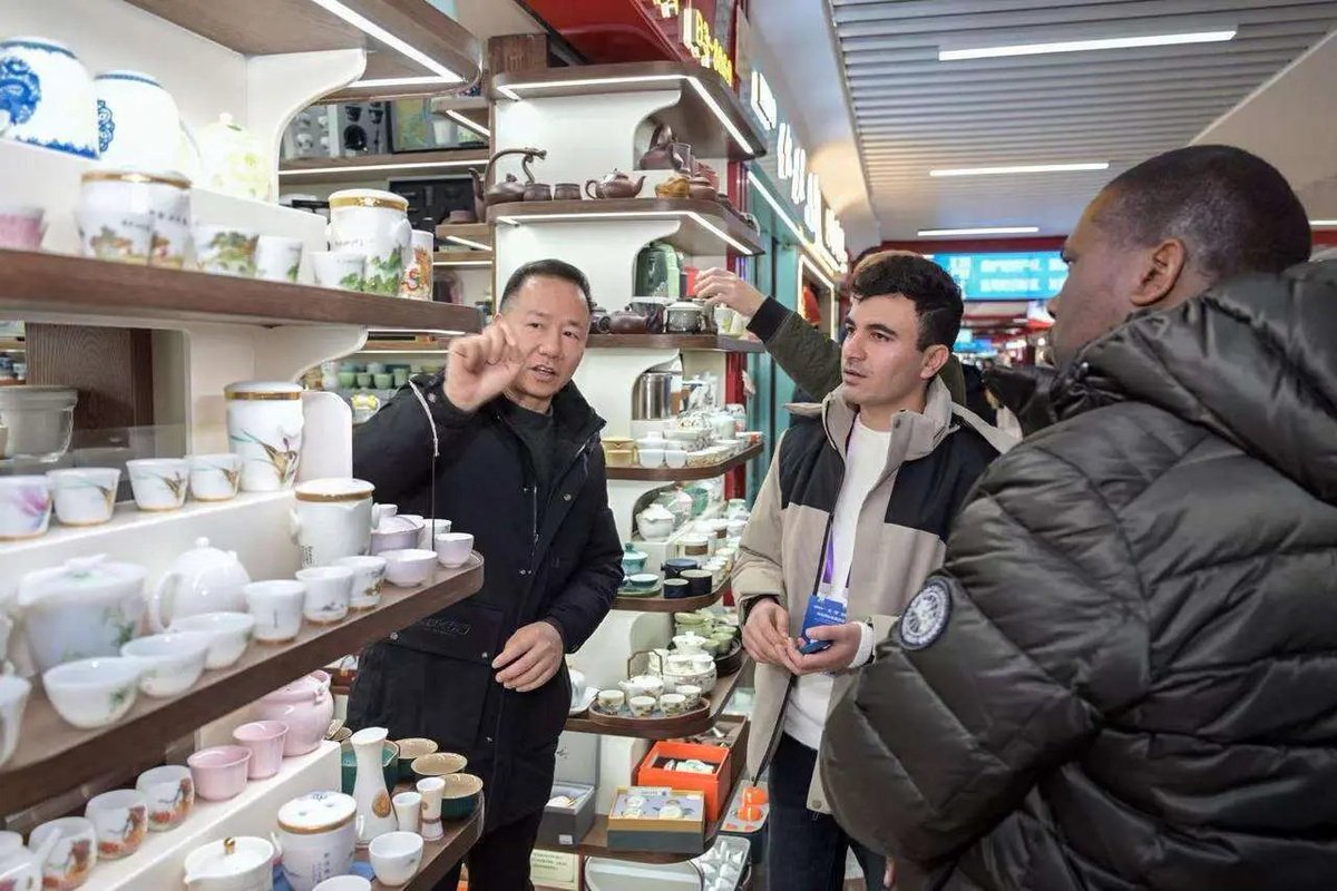 chinasmpb's tweet photo. 义乌指数太厉害了！以色列败迹已初步显露，中方商贩的判断依据是物流！

多年来，义乌小商品市场流传着一个让国际观察家都不得不服的现象：所谓的“义乌指数”屡次精准预判了很多大事的结局。这一次，它指向的以色列局势可能比很多人想象的要严峻。

在义乌国际商贸城，不少做以色列生意的老板最近都默契地按下了“暂停键”。以前，发往特拉维夫、海法的集装箱那是川流不息，但现在，很多商家直接表示：到以色列的订单，因为“不可抗力”，发不出去了。

据多位商户透露，核心卡点在于以色列的邮政和物流系统貌似已经陷入了实质性的中断。中国的小商品出口，尤其是发往消费端的货物，极度依赖稳定且高效的末端配送网络。如果连最基础的包裹都送不到客户手里，那这条供应链就等于断了。

一家两家不发货，可能是库存问题；但当整个商圈的商户集体“停摆”，并且理由高度一致指向物流瘫痪时，这就不仅仅是一个商业信号了，这往往被视为真实情况的“晴雨表”。

去年那场备受关注的“12日战争”期间，虽然局势紧张，空袭警报也没少响，但义乌这边到以色列的物流通道始终保持着基本的畅通。那时候，以色列的商人们顶多是多买份保险，或者稍微绕个路，货还是能发出去的，以色列国内的消费市场也没有出现明显的断供。

但现在的局面截然不同。商户们反馈，这次的物流中断是系统性的、大面积的。这种反差说明了一个关键事实：目前的冲突烈度、对基础设施的破坏程度，以及以色列国内维持正常运转的能力，都已经远超去年的水平。刀哥觉得以色列这次真悬了，毕竟打仗就是打后期嘛。（来自战刀007）