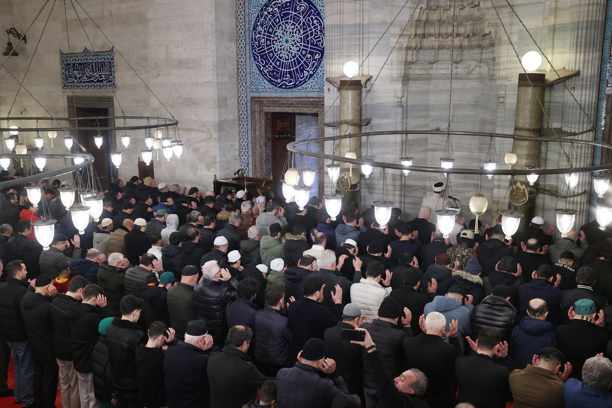 diyanetbasin's tweet photo. Diyanet İşleri Başkanı Prof. Dr. Safi Arpaguş, Ramazan Bayramı münasebetiyle İstanbul Süleymaniye Camii’nde bayram namazı kıldırıp, hutbe irad etti.

https://t.co/Z3mWBO56nS https://t.co/ky8clS2aKf