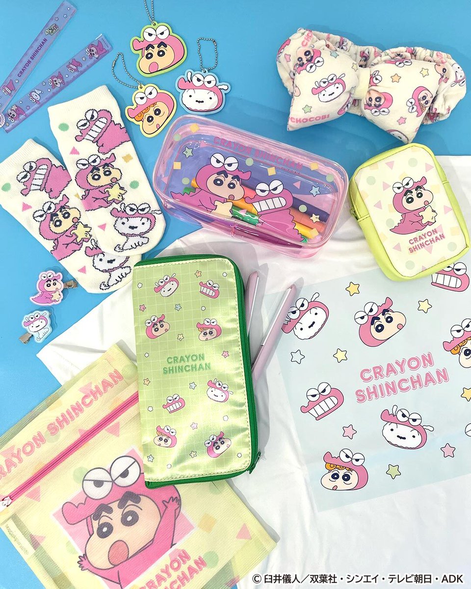 thankyoumart's tweet photo. ❬❰　💫3月27日(金)より販売開始💫　❱❭ 
『#クレヨンしんちゃん』限定アイテム⭐🍫

サンキューマート初登場の“ワニ山さん”と
しんちゃん、ひまわり、シロたちの
毎日使いたくなるキュートな全29アイテム❕

🟢店頭販売：3月27日(金)～入荷順次
🟢WEB先行予約：好評受付中
https://t.co/G7263nEkoL https://t.co/hUH4vlh4ZV