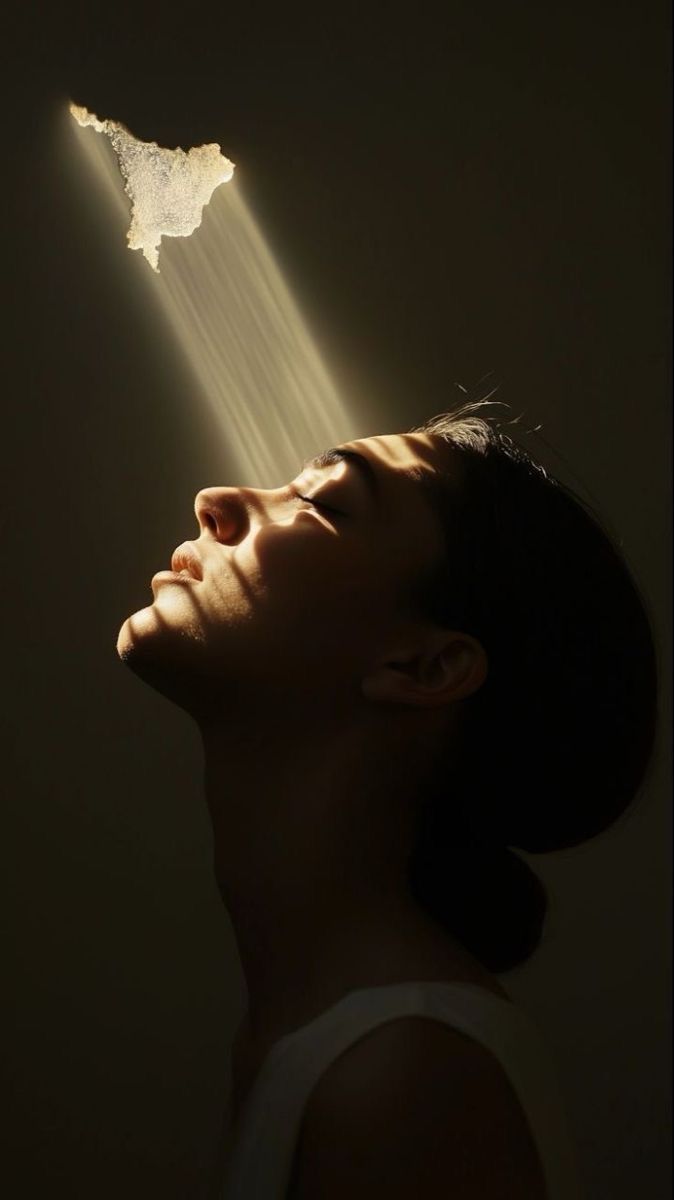 SMawenzi's tweet image. Under a magnifying glass majito,
I sip at the petals of hope,
A candle in the swamp flickers,
tracing worth in the quiet of an #overcast, whispers lay breath in thoughts.

#vss365
#foxprose
@FoxProse