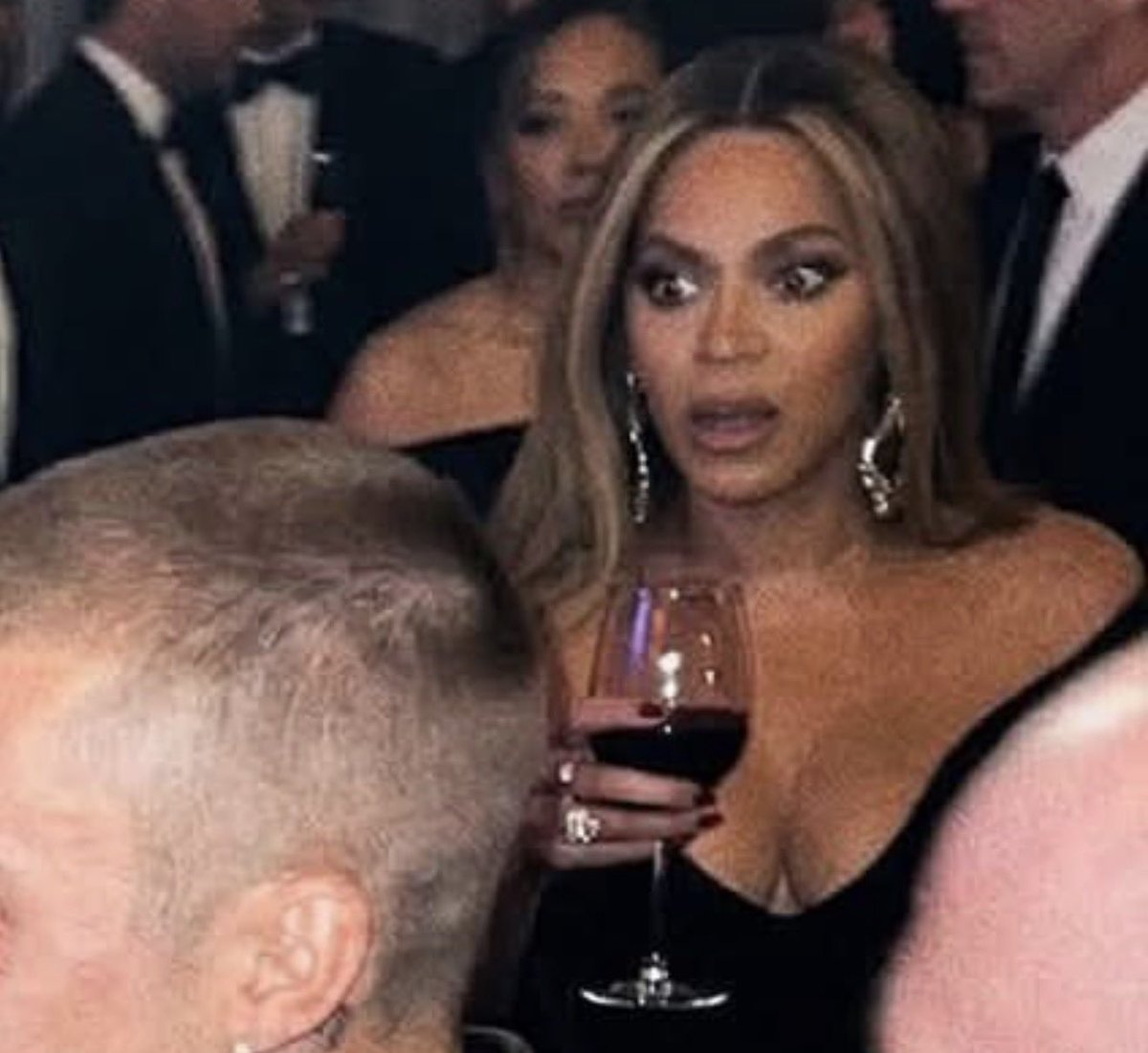 putasinghonit tweet media