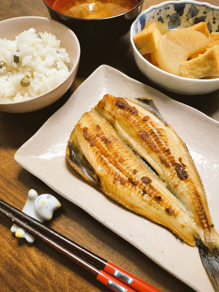 chi_ryu_Smiley's tweet photo. 今日の夜ごはん

ホッケの開き
大根と厚揚げの煮物
豆ごはん
お味噌汁

生のグリーンピースではないけど
大好きな豆ごはんにしました🥰

#夜ご飯　#おうちごはん　#夜ごはん　#豆ごはん https://t.co/m5IULYtQRP