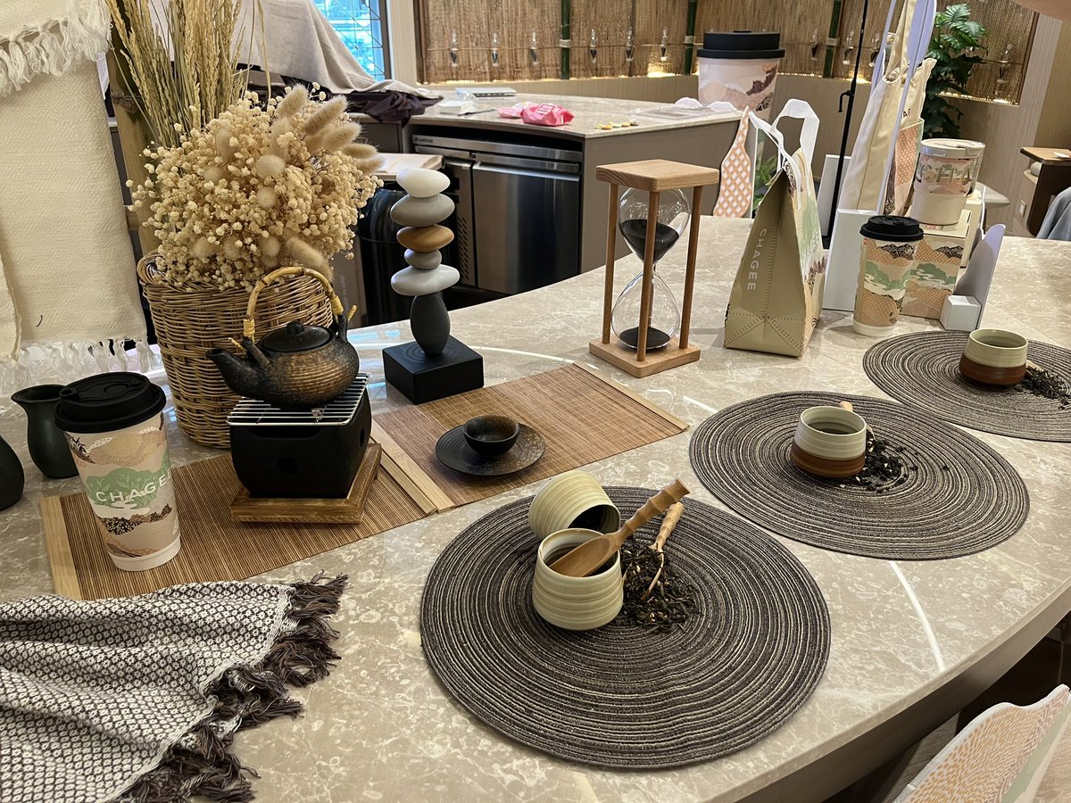 ทุกคน วันนี้ Chagee ออกรสใหม่แล้ว!!!

รอบนี้เป็น 『Hojicha Genmai』

ไหม้ + ไหม้! หอมอร่อยสุดๆ เอาไปเลย 10 ดาว ชาวประชาชอบชาไหม้ก็คือห้ามพลาด

แถมไม่ใช่แค่ออกรสใหม่ แต่ออกแก้วใหม่! ถุงใหม่! กู้ดใหม่! ด้วย!

ส่วนตัวสั่งหวาน 0 ได้รสชาชัดมากๆ คืออันนี้ชอบ จัดให้อยู่ในท็อปเทียร์ชาจี