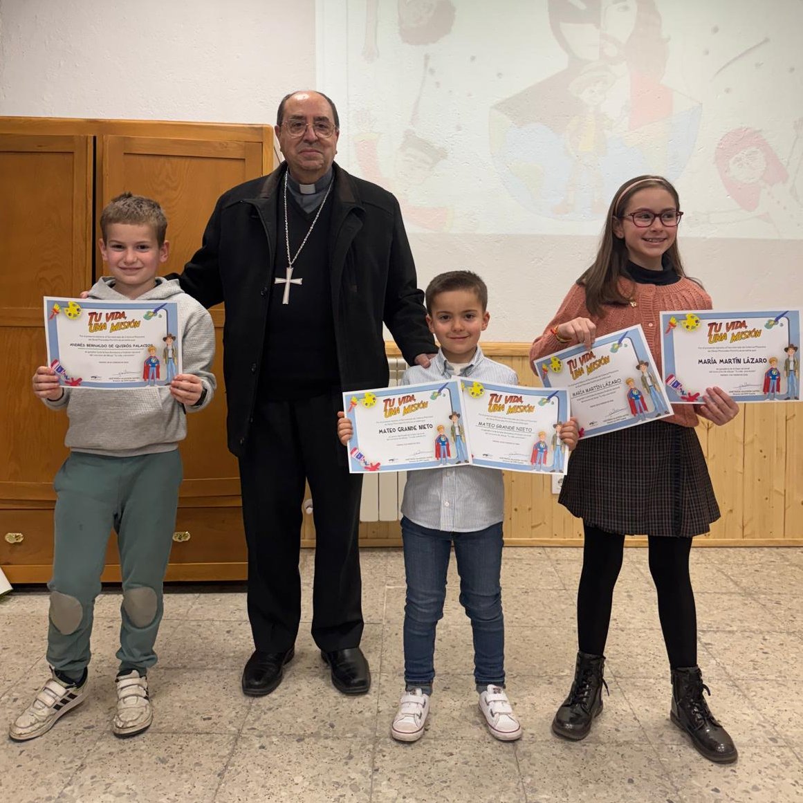 diocesisdeavila's tweet photo. Entrega de los premios del concurso Infancia Misionera. María Martín Lázaro y Mateo Grande Nieto han conseguido el primer y tercer premio nacional de sus categorías. Nuestro obispo Don Jesús también entregó una distinción a Andrés Bernaldo de Quirós, ganador en la fase diocesana. https://t.co/FuLSdFwU2j