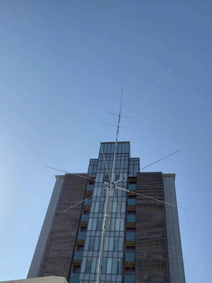 ja1ydu's tweet photo. 電気研究部では、電子工作のほかにもアマチュア無線をしています。
こちらは先日大学の支援のもと交換を実施したアンテナです。 https://t.co/h7um9h4Mad