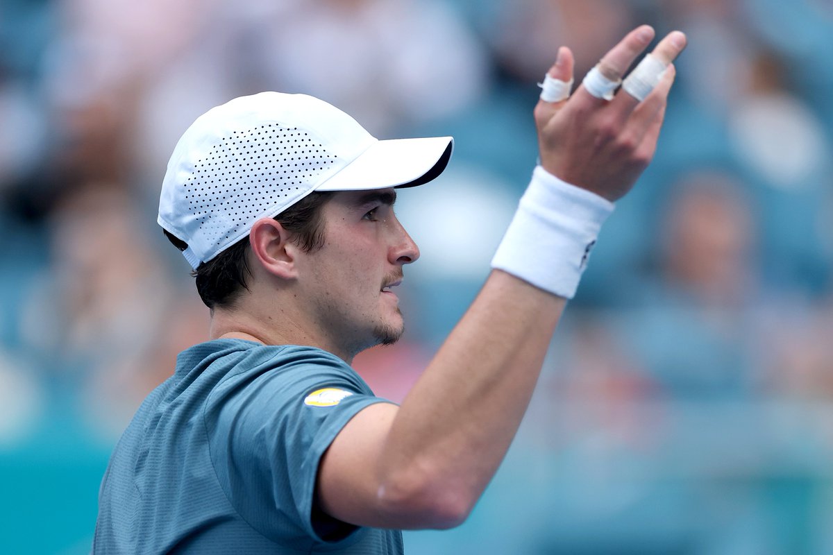 ATPTour_ES's tweet photo. ¿Qué esperas hoy de Fonseca? 💙🎾
Tras medir a Sinner en Indian Wells, el #NextGenATP brasileño conoce hoy en pista a Alcaraz en Miami.
@MiamiOpen | #MiamiOpen https://t.co/r6A58Jz4W3