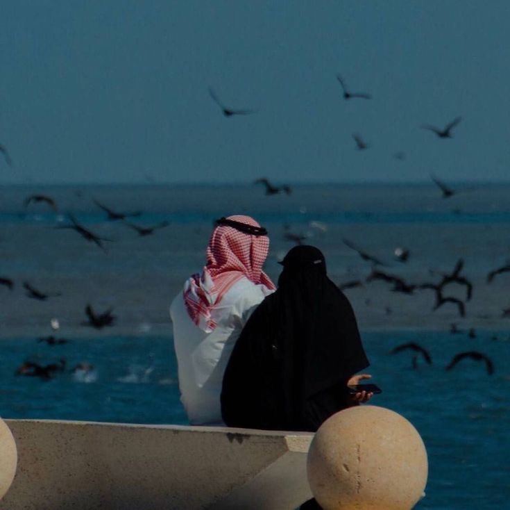 boo7_Almsha3r's tweet photo. #كشخه_العيد

يَا مَنْ بِهَا يَحْلُو الزَّمَانُ وَيَنْتَشِي
وَحَنِينُ قَلْبِي نَحْوَهَا وِقَّادُ

أَنْتِ انْتِصَارِي فِي الحَيَاةِ وَعِيدُهَا
وَبِغَيْرِ عَيْنِكِ تَكْذِبُ الأَعْيَادُ https://t.co/d5G4bpRZDo