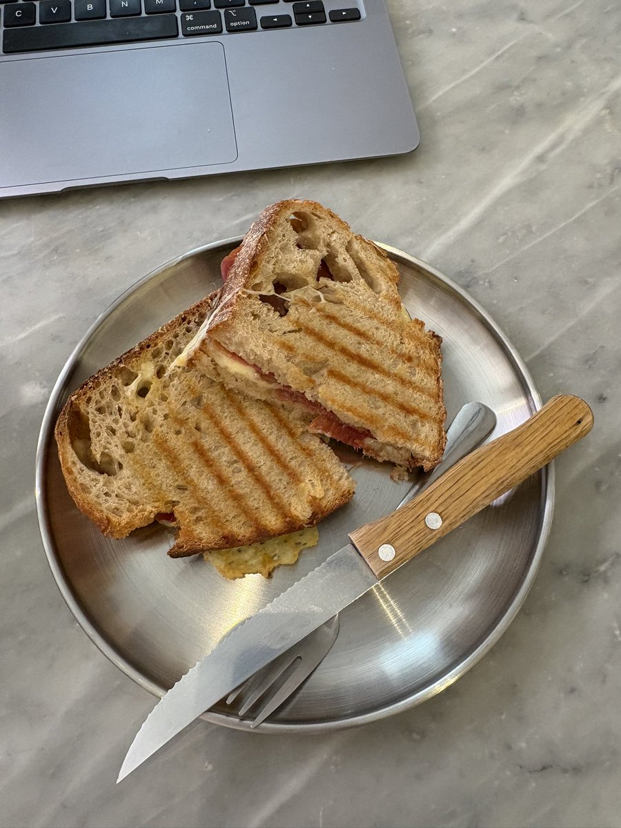 Toca hacer una pausa y seguimos currando hasta las 14:00. 

Bocadillo de Jamón Serrano y queso fundido. Buenísimo. 

¿Cómo se presenta vuestro finde?