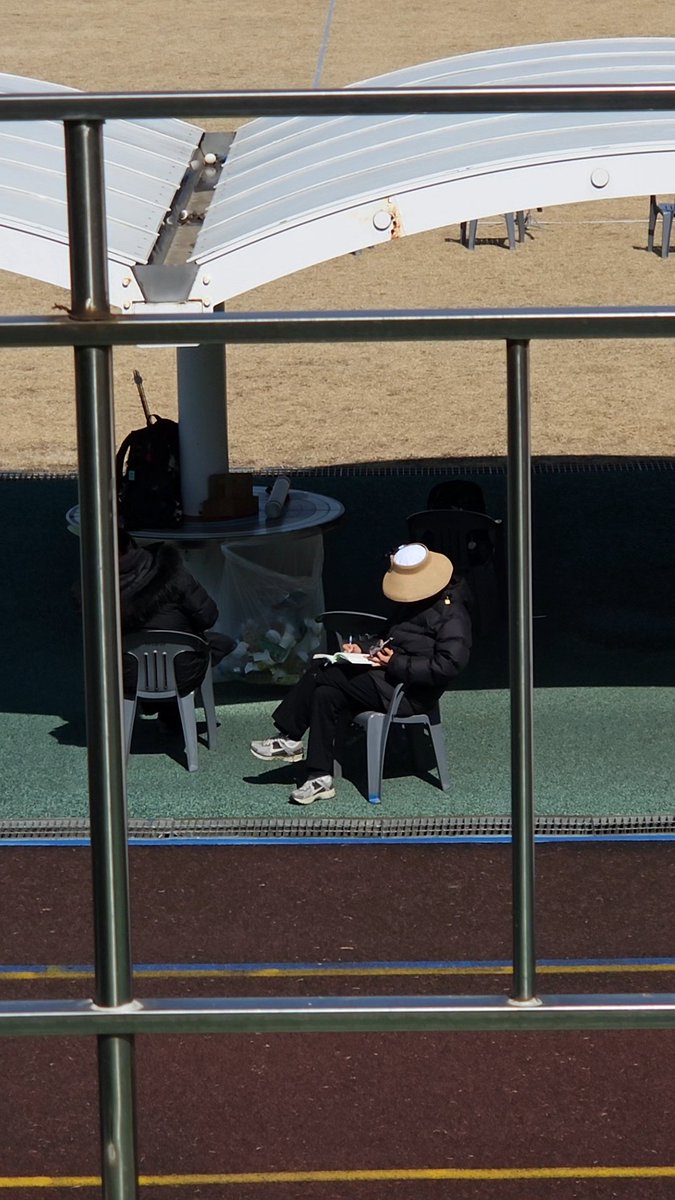 sanblue1440's tweet photo. 양궁장에서 책 읽는 여자
양궁장에서 스도쿠 하는 여자
양궁장에서 활 쏘는 여자가
제 이상형입니다 https://t.co/PDiOntfDWP