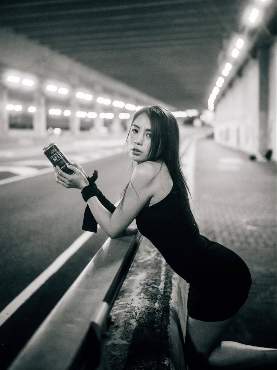 mooncakechu_'s tweet photo. Emily 的美麗像光影灑落在城市裡，冷靜卻帶着溫度。她的存在就像植物在混凝土中生長，柔軟卻充滿力量。看着她，心裡總會泛起一種戲劇性的悸動。
你覺得美麗是來自姿態，還是來自心境？🌿✨

Photographer：meiji_film
Model : emilysunshine3.0

#EmilyWu #EmilySunshine #LovelyAsianModels https://t.co/nUB8DpR9cg