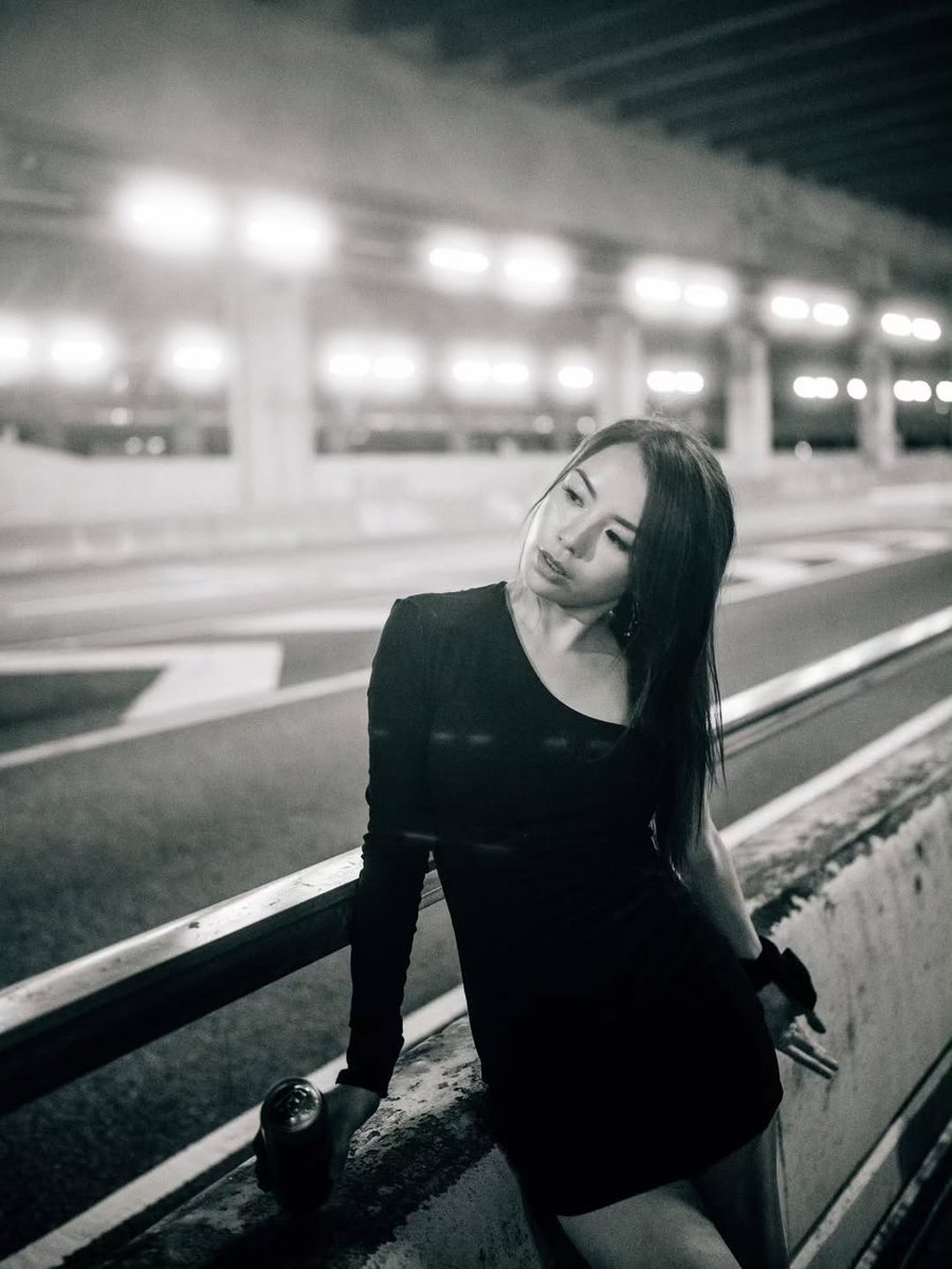 mooncakechu_'s tweet photo. Emily 的美麗像光影灑落在城市裡，冷靜卻帶着溫度。她的存在就像植物在混凝土中生長，柔軟卻充滿力量。看着她，心裡總會泛起一種戲劇性的悸動。
你覺得美麗是來自姿態，還是來自心境？🌿✨

Photographer：meiji_film
Model : emilysunshine3.0

#EmilyWu #EmilySunshine #LovelyAsianModels https://t.co/nUB8DpR9cg