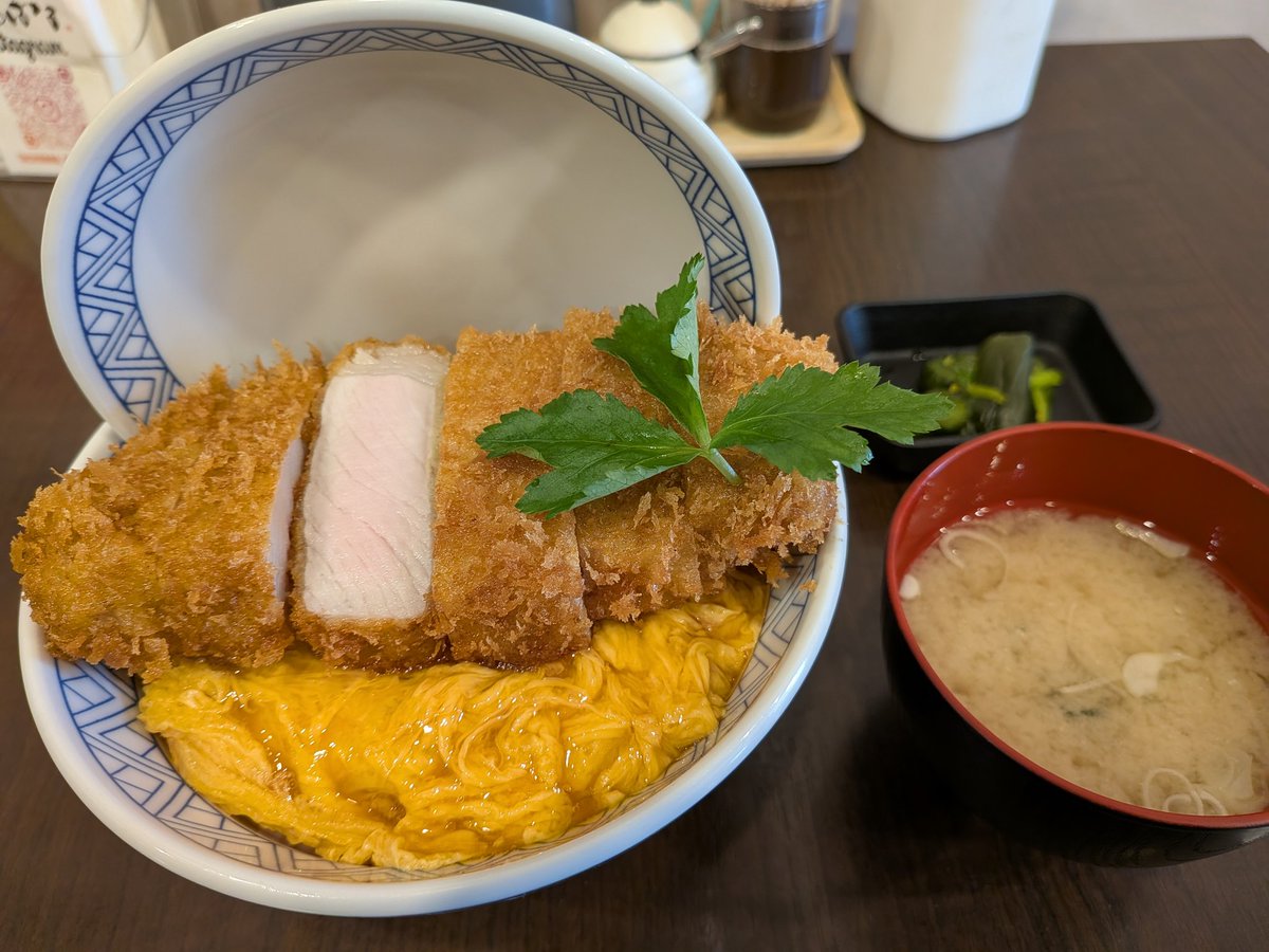 aduki_70's tweet photo. #あんないち丼ぶり会

船橋駅近くのとじないカツ丼の店たちばな
初回は豚勝丼、再訪してポークソテー丼
どちらも美味しくいただきました https://t.co/czoDTCGarg