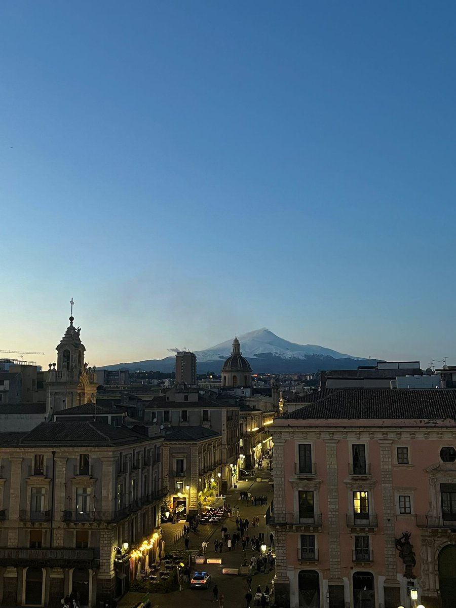 ErasmusALJUVE's tweet photo. Después de una día de aprendizaje y nuevas experiencias, nuestros alumnos del @iesarroyoharnina disfrutan de Catania al anochecer 🌜

#erasmus #italia #ayuntamientodealmendralejo #almendralejoempresarial https://t.co/w1Frv1yodD