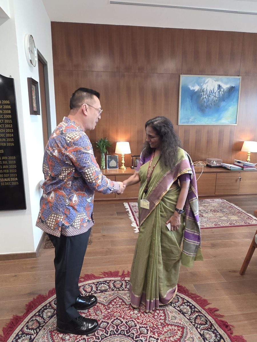 Glad to call on Honble Sec (CPV&amp;OIA) <a href="/ranganathan_sr/">Sripriya Ranganathan</a>, had a fruitful discussion on 🇸🇬-🇮🇳 cooperation, including on skilling our workforces for the economies of the future - HC Wong