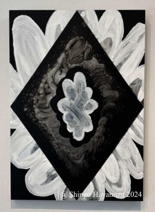 shingo_NY's tweet photo. 【個展"New Spectrum"より「Stroke Petals」】

画面の内側と外側にストロークが連続することで植物の様なイメージが浮かび上がります。
中心の黒い面には鏡面特有の透けたニュアンスを残しています。

#現代アート #展覧会 #絵画 https://t.co/0pHpy0QMCu
