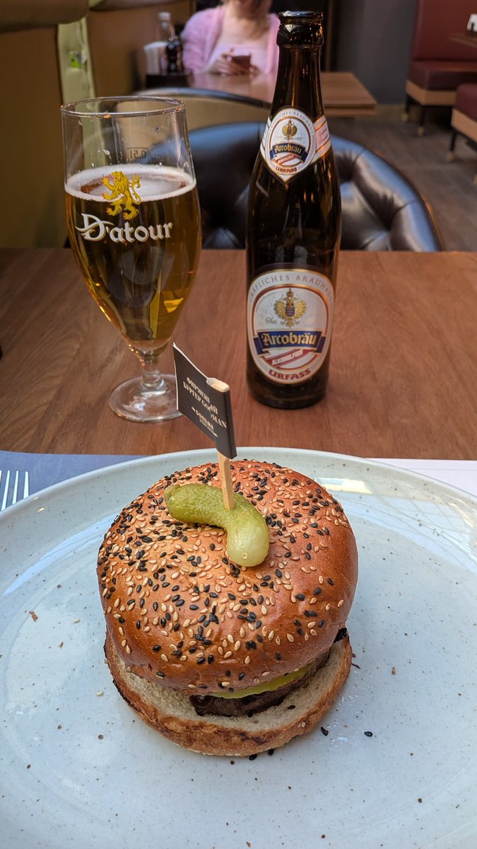 Лосось в кустах черники tweet media