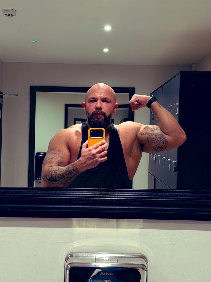 Musclebeardedbear tweet media