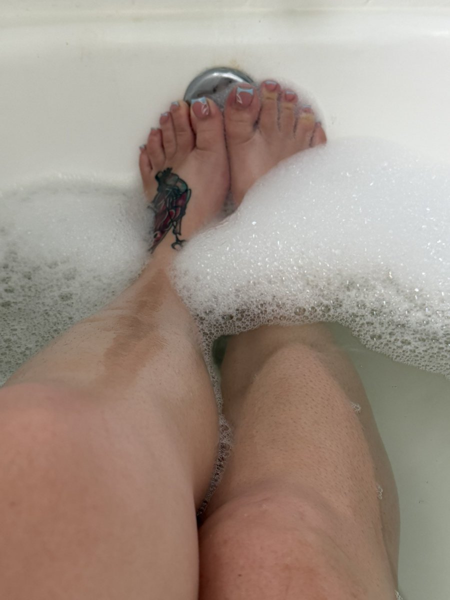 Lilithurdemon's tweet photo. Bubble baths are the best https://t.co/J6lcvnHYct