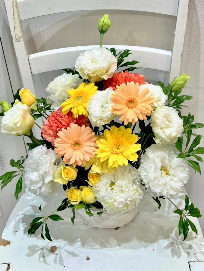 1lfAngels's tweet photo. サラ・オレインさんの大分公演に有志で贈ったアレンジ花💐

メッセージは大分市がロケ地の映画「男はつらいよ 私の寅さん」のポスターより、寅さんがマドンナへ書いた便りから考案📝

花屋さんが手違いでメッセージカードをピックで刺さず、封筒に封入してしいましたが、開封して展示してくれて感謝🙏🏻 https://t.co/c0BJowkgTH