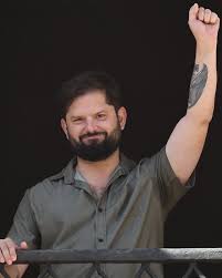 Su retisencia a usar corbata en actos oficiales, no fué un capricho, sino un patrón y es que pululaba con zapatos sucios, sin ducharse, axila mojada, marrueco abierto, en fin, el orden personal, el respeto a los demás y la pulcritud de su gobierno, Nunca fue lo suyo. Chao no mas!