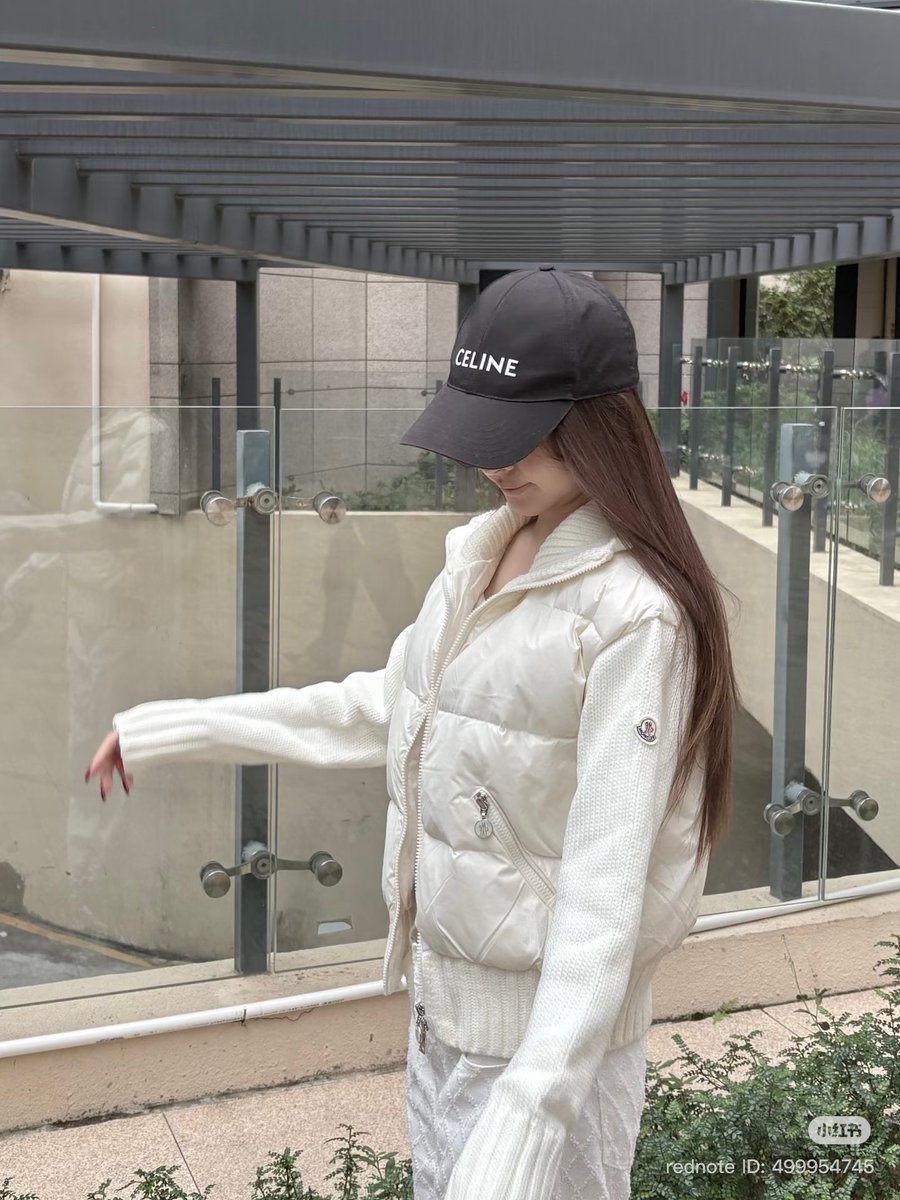 _ym00x's tweet photo. 旅行用にモンクレのカーディガン買いたい
軽い・薄い・暖かいで気温差あるヨーロッパにぴったりだし、きれいめにも使えてかわいい🥺 https://t.co/4hdl3qy9b7