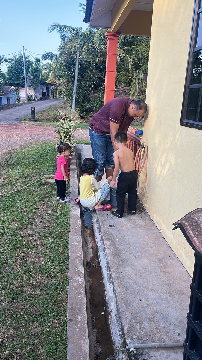 syumietera's tweet image. Layankan anak bujang tak posaaa, layankan #TripleM main belon air