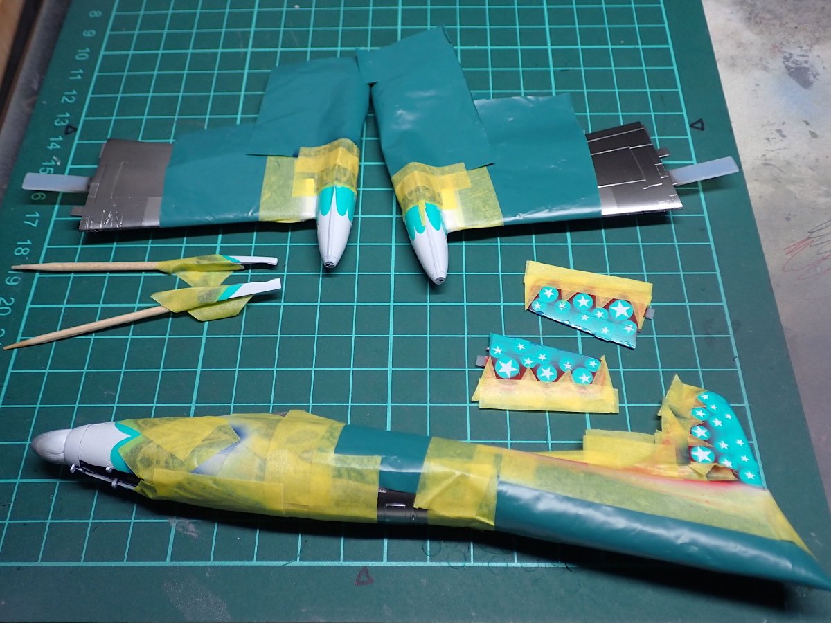 gorimodeler's tweet photo. 赤青の塗装開始。
マスキングの都合により、赤を先に吹く場所と青を先に吹く場所が分かれてます。
さて仕上がりの程は？
#軍団26カミナリ祭
#F84G
#72lab https://t.co/qr2d9DjV7k