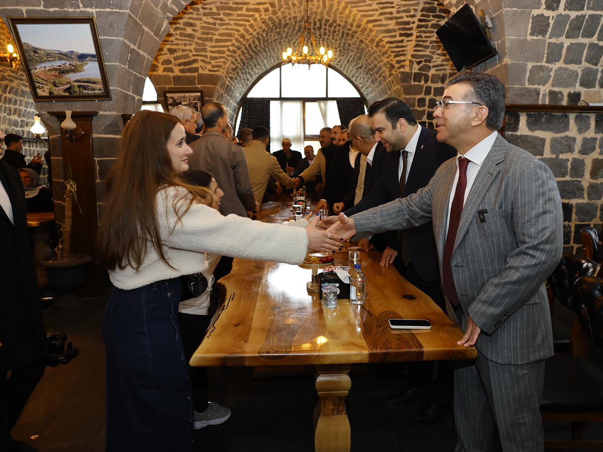 Başkan Bucak, Paşa Konağı’nda vatandaşlarla bayramlaştı

Siverek Belediye Başkanı Ali Murat Bucak, Ramazan Bayramı dolayısıyla düzenlenen geleneksel bayramlaşma programında vatandaşlarla bir araya geldi.

siverekhaber.com/siverek/baskan…