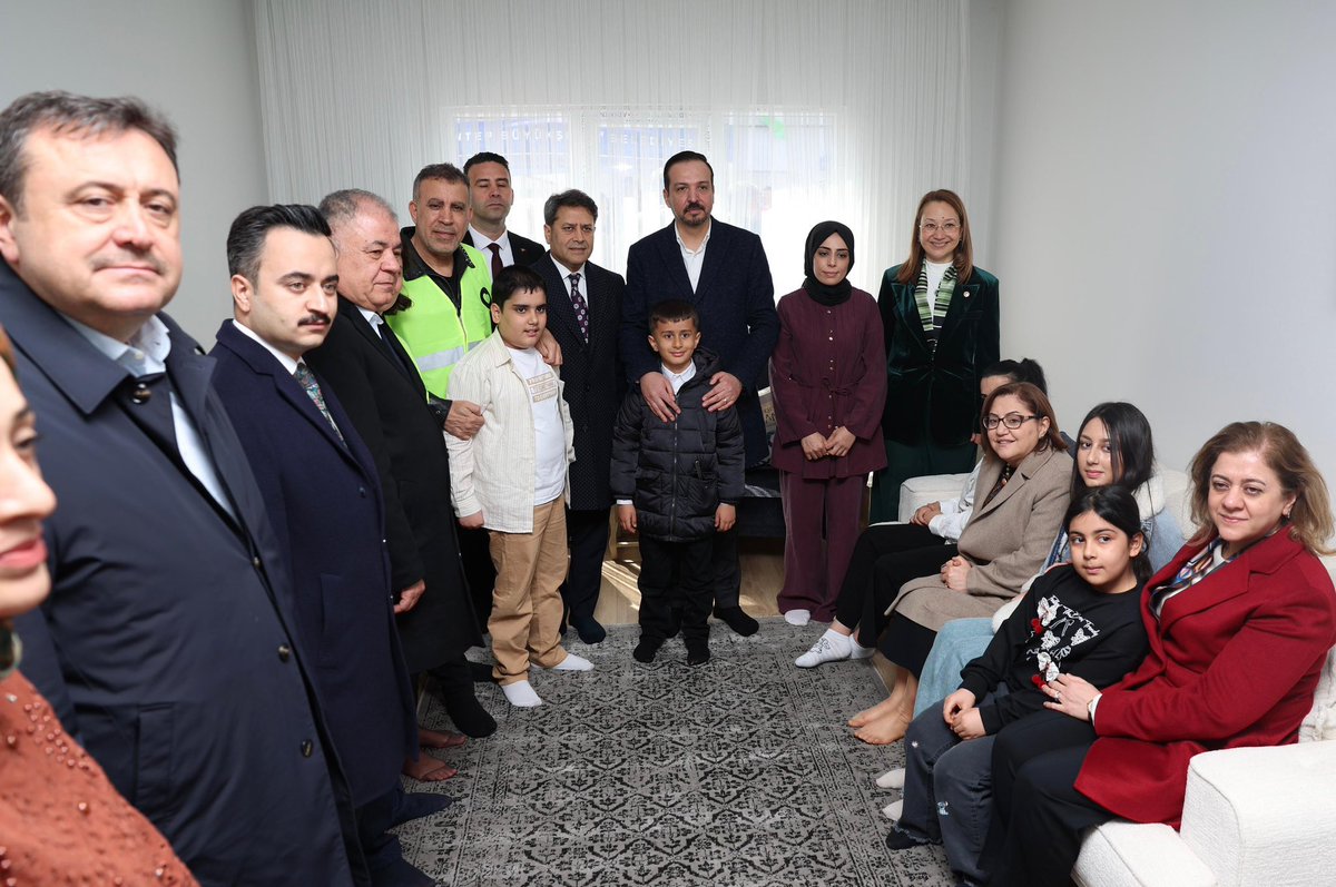 zehraakgullu's tweet photo. Prof. Dr. Kürşad Zorlu: Gaziantep Nurdağı'nda Ahbap Derneği koordinesinde 196 depreme dayanıklı konutun anahtar teslim törenine katıldık. Hak sahibi depremzedelere teslim edilen evler için Fatma Şahin ve Haluk Levent'e teşekkür ediyoruz dedi.

#Deprem #Ahbap

@zorlu77 https://t.co/UyENjrXjkk
