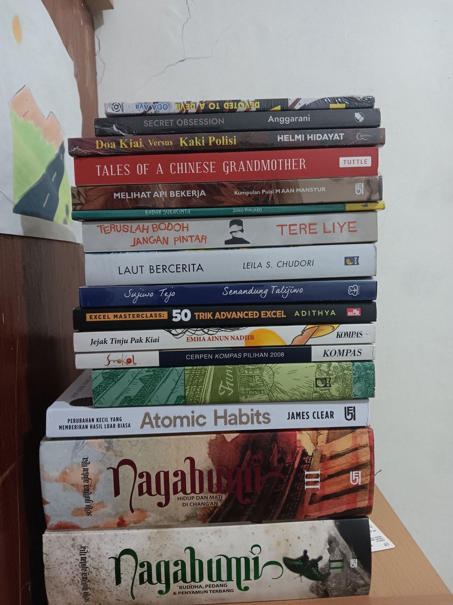 korongaring's tweet photo. Hai semua,
Kebetulan karena aku skrg rutin pulang ke bandung (paling sedikit 1 bulan 1x)
Aku mau minjemin buku-buku aku (gratis) karena sayang kalo cuma jadi pajangan dan berdebu

Ini sebagian buku-buku aku https://t.co/ta8XipzMzP