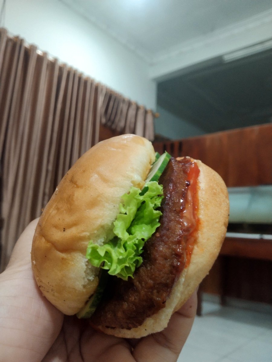 Linntaanng's tweet photo. Bikin 🍔 https://t.co/bqUl6uP77F