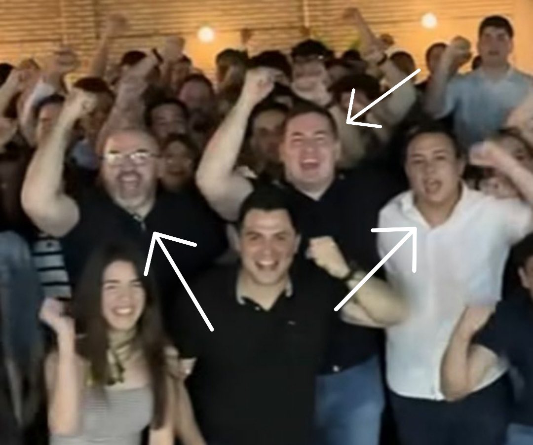 Launionam's tweet photo. No tan Derecho

Funcionario del JEM, Daniel Paras, nuevamente en el centro de la polémica: el mismo que semanas atrás fue señalado en audios cuyo autor sería Matías Lescano, con quien se desempeñaba como delegado el semestre pasado por presuntas maniobras de tráfico de influencias en la cátedra de Derecho Administrativo, a cargo del Prof. Dr. Enrique Mongelos, donde habría ofrecido ayuda para aprobar a cambio de apoyo político, vuelve a quedar bajo cuestionamientos.

Esta vez, aparece vinculado a un enfrentamiento registrado el día de ayer durante las elecciones del 5to Semestre, 2da Cátedra del turno noche, en el que incluso se habrían producido agresiones físicas, reavivando el escándalo y colocándolo una vez más en el ojo de la tormenta.

Tanto Daniel Parás como Matías Lescano son apuntados como operadores políticos gremiales con fuerte injerencia, vinculados al miembro del Consejo de la Magistratura e integrante del JEM, Enrique Javier Berni, lo que profundiza aún más la gravedad de los hechos denunciados.

¿Qué espera la Facultad de Derecho para iniciar un sumario administrativo o una investigación sobre estos dos alumnos y el docente involucrado? ¿Qué está esperando el Consejo de la Facultad para actuar?

@Jem_py 
@enriquebernipy