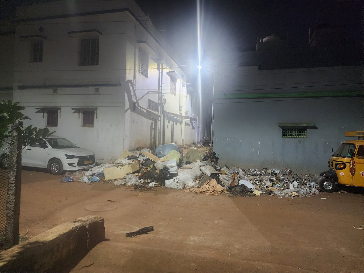 debunu's tweet photo. @bmc_u 
Mam / Sir
This below video will tell you how badly placed we are in BBSR. Infrastructure of our house 163 kharavel nagar an illegal dumping yard has come up. can u please have a proper designated place for this please https://t.co/LSo044r0x3