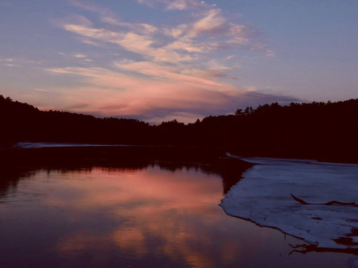 BryanMarquard's tweet photo. A Connecticut River sunrise from a year ago Wednesday that seemed worth sharing again. Our weeks last forever these days. Moments of beauty help. #sunrise #fallbackfriday https://t.co/v0x2s0Fnom