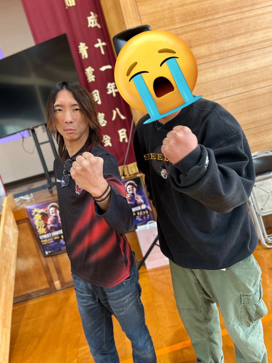 hariganegane's tweet photo. 初めてスト6関係のイベント行った！！
どぐらさん、シュートさんと話せて握手できてめちゃ嬉しかった🙂‍↕️
対戦イベントは参加できなかったから次こそは対戦したい🔥
使ってなかった先代レバーレスが一生の宝物になりました、ありがとうございます✨
また九州来てくれる際には行きたいなぁ https://t.co/bH170QKRLu