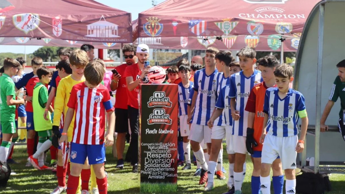 Condavision's tweet image. ⚽🏆| Monchi y José Félix Díaz, parte de la presentación de la Costa de la Luz Champion Cup 2026
Con la participación confirmada de clubes como el Real Madrid, Paris Saint-Germain, Juventus o AC Milan.

#Condavision #PuntaUmbría #ChampionsCup #CostadelaLuz